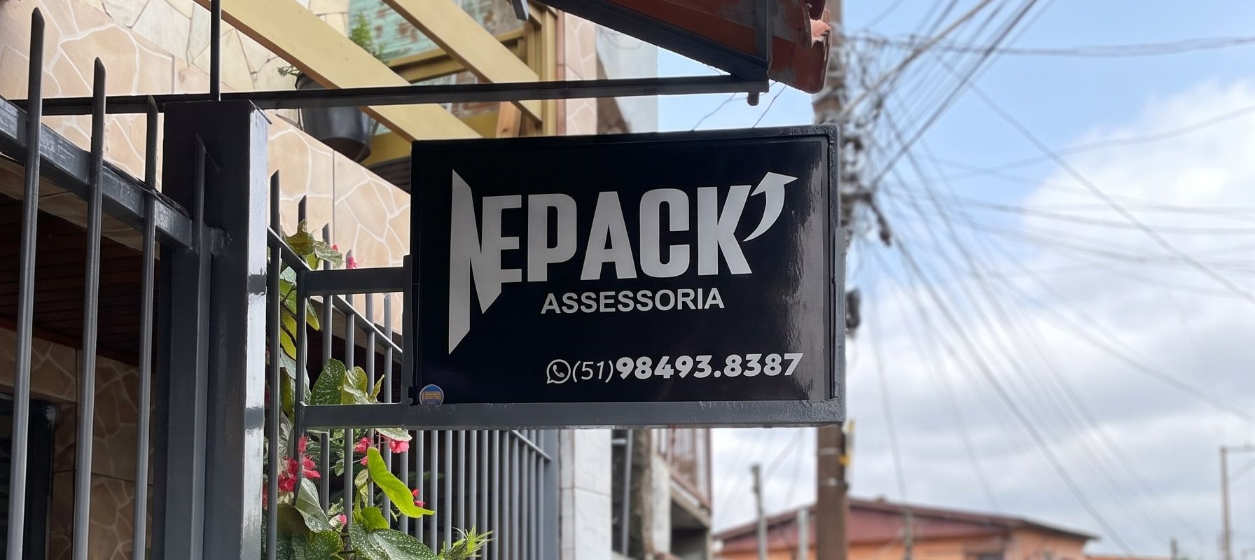 Fachada da Nepack Assessoria, com a placa da empresa na entrada do escritório em Porto Alegre